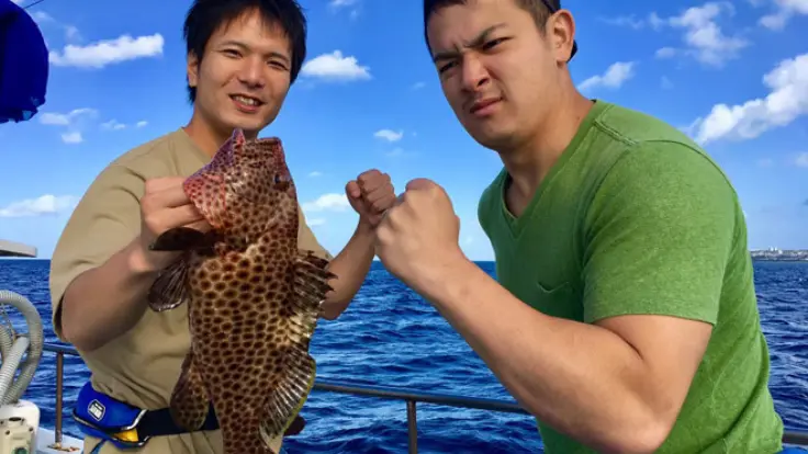 家族やグループで船釣りを楽しむ様子