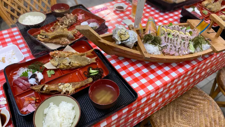 海うさぎの船釣りで釣った魚を料理で楽しむ様子