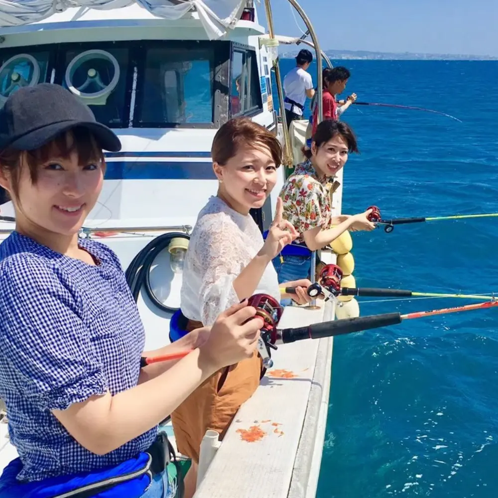 沖縄の海で船釣りを楽しむ様子