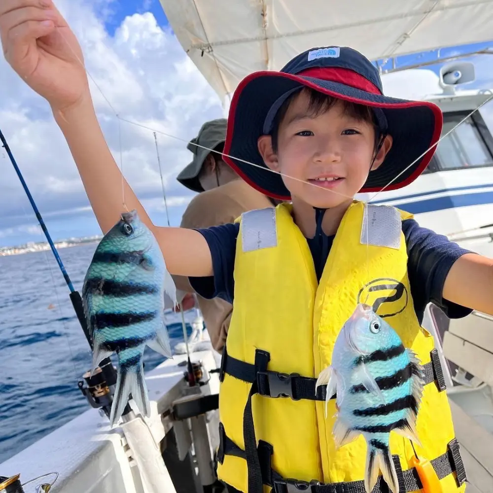 船の上で釣りを楽しむ様子