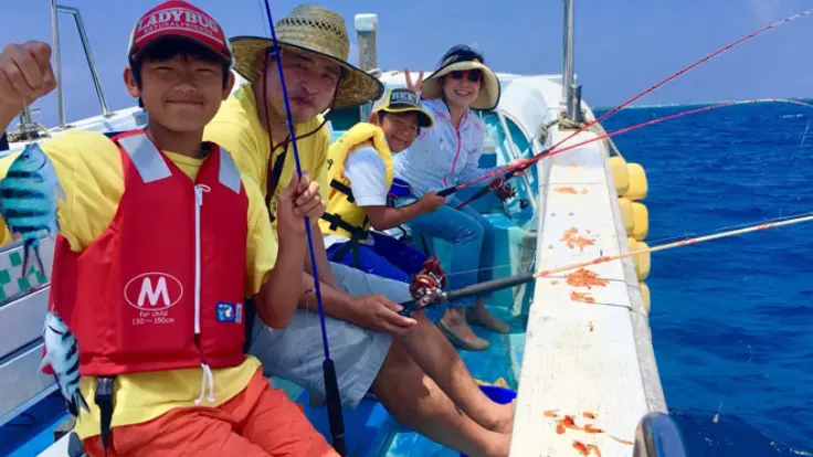 嘉手納の海で船釣りを楽しむ様子