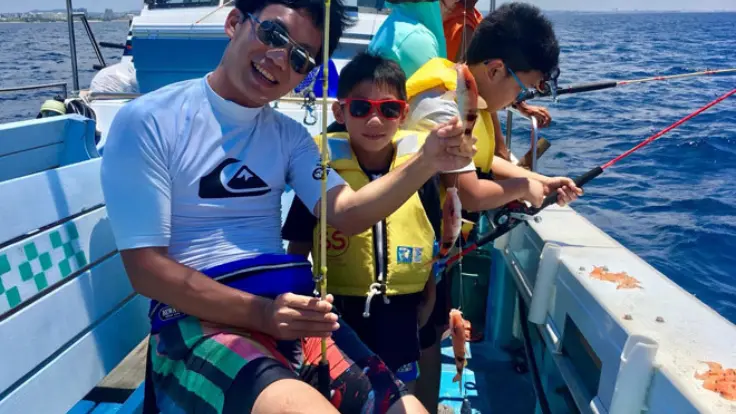 海うさぎの船釣り体験で魚を狙う様子