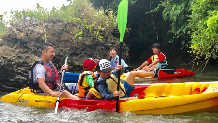 マングローブカヤックでバランスをとりながら進む様子