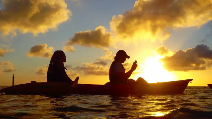 海あしび・海うさぎのサンセットカヤック体験の様子