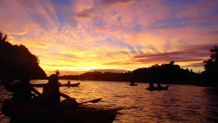 夕日に包まれたサンセットカヤックの風景