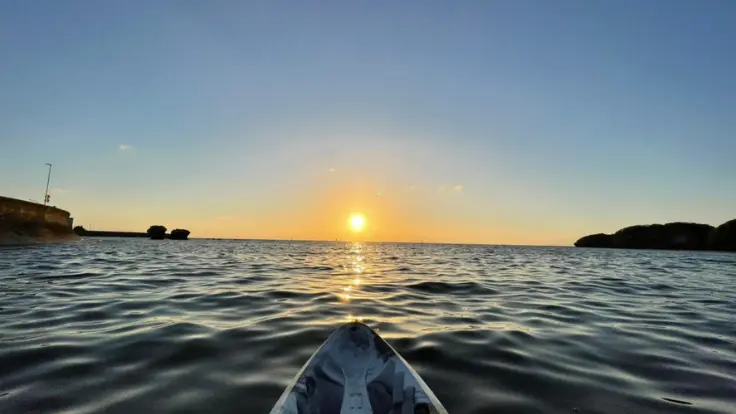 夕暮れの時間にカヤックを楽しむ様子