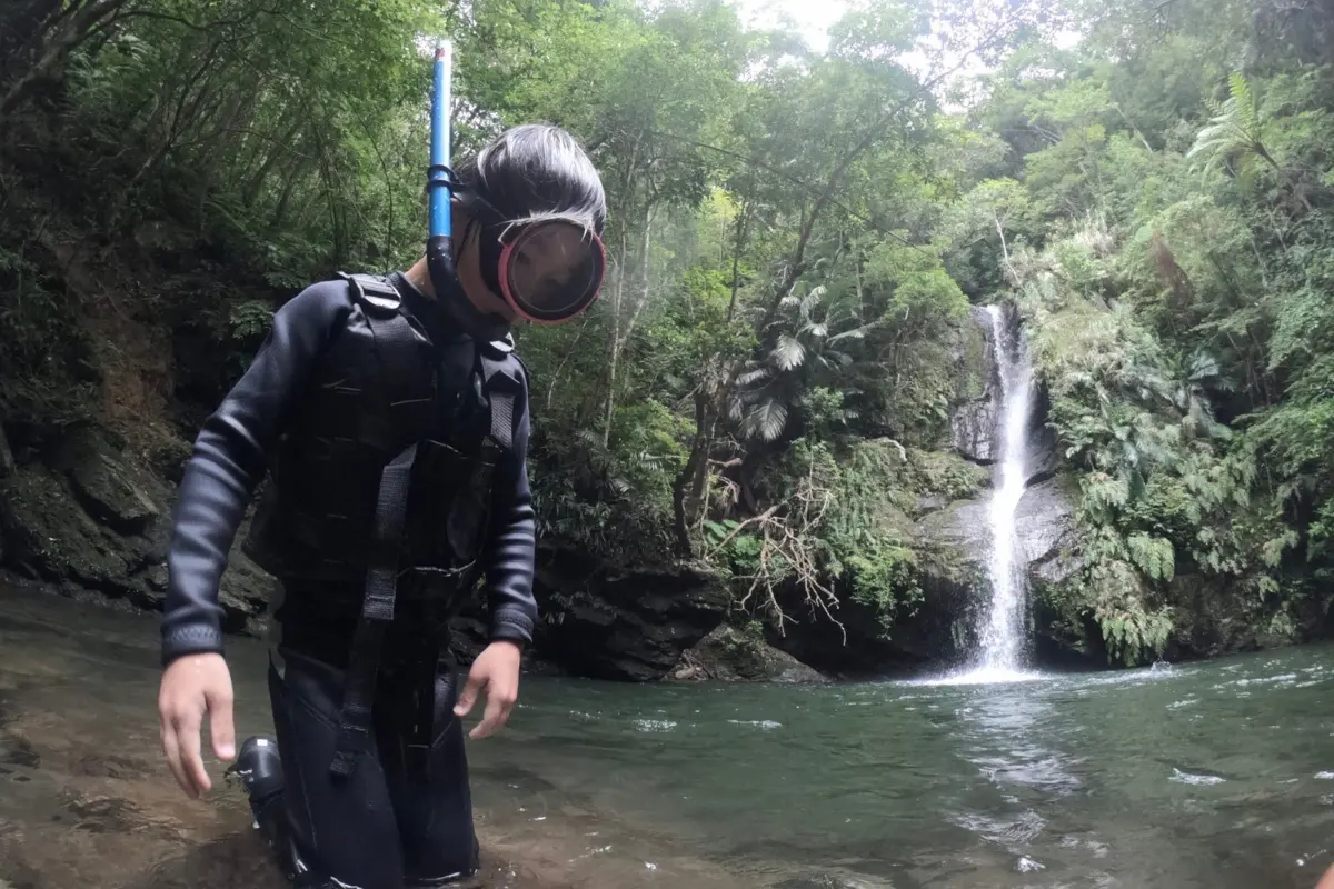 わくわく屋 沖縄のファミリーリバートレッキングイメージ8。川の中で自然あそびを楽しむ様子。
