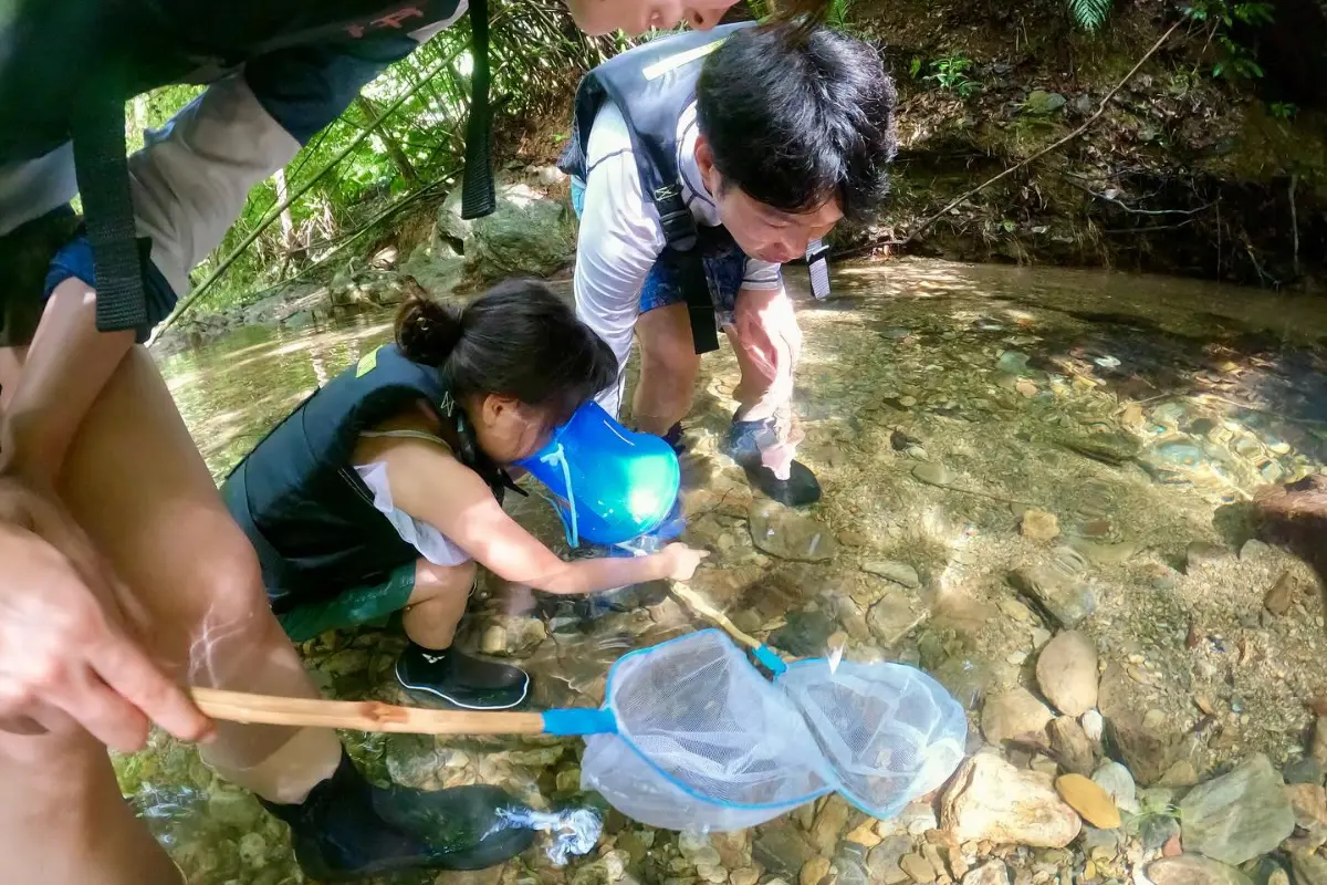 わくわく屋 沖縄のファミリーリバートレッキングイメージ9。親子で楽しく過ごす体験シーン。