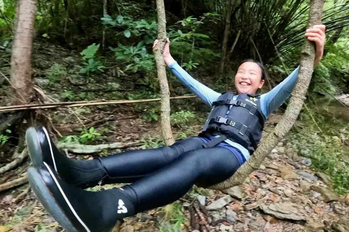 わくわく屋 沖縄のギャラリー画像8。親子で川遊びを楽しむファミリー体験の様子。