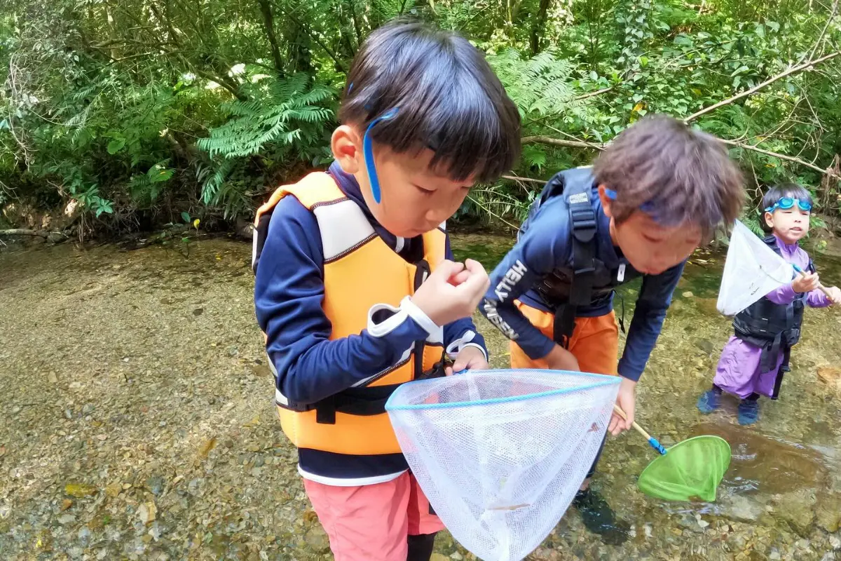 わくわく屋 沖縄のファミリーリバートレッキングイメージ11。沖縄北部で家族一緒に楽しむ自然あそびの様子。