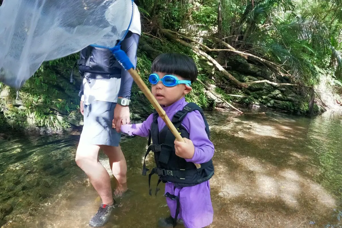 わくわく屋 沖縄のファミリーリバートレッキングイメージ12。自然の中で家族の思い出を作るシーン。
