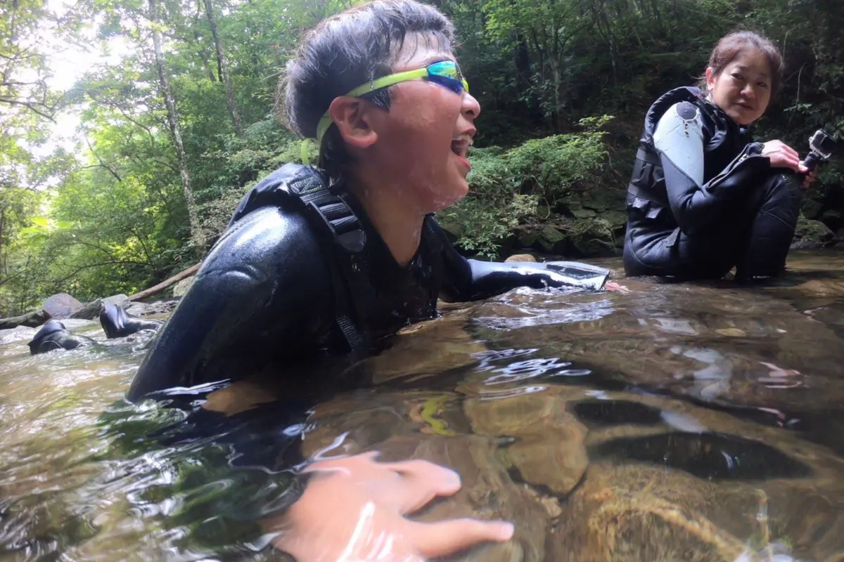 わくわく屋 沖縄のファミリーリバートレッキングイメージ1。家族で自然体験を楽しむ様子。