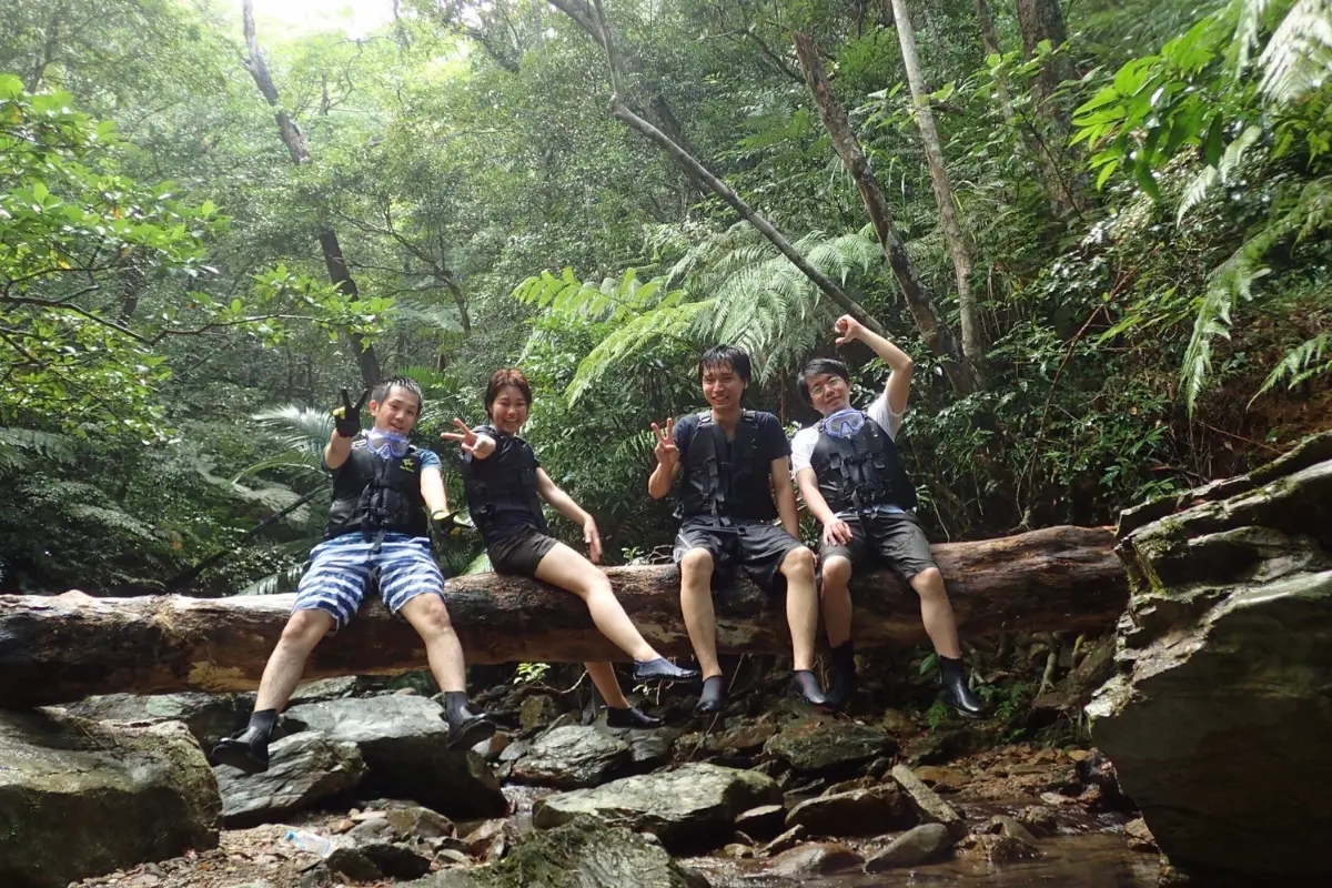 わくわく屋 沖縄のファミリーリバートレッキングイメージ3。自然の中で思い出を作る家族の体験シーン。