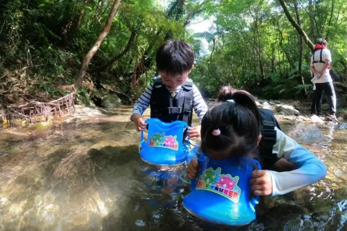 わくわく屋 沖縄のファミリーリバートレッキングイメージ6。家族でやんばるの自然を楽しむ様子。