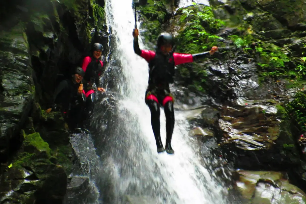わくわく屋 沖縄のシャワークライミングイメージ1。やんばるの自然の中でアドベンチャーを楽しむ様子。