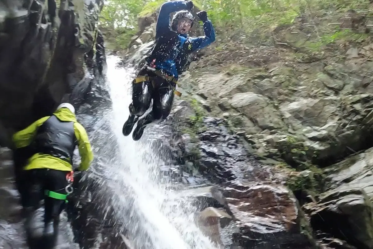 わくわく屋 沖縄のシャワークライミングイメージ6。やんばるの自然と水遊びの迫力が伝わる一枚。