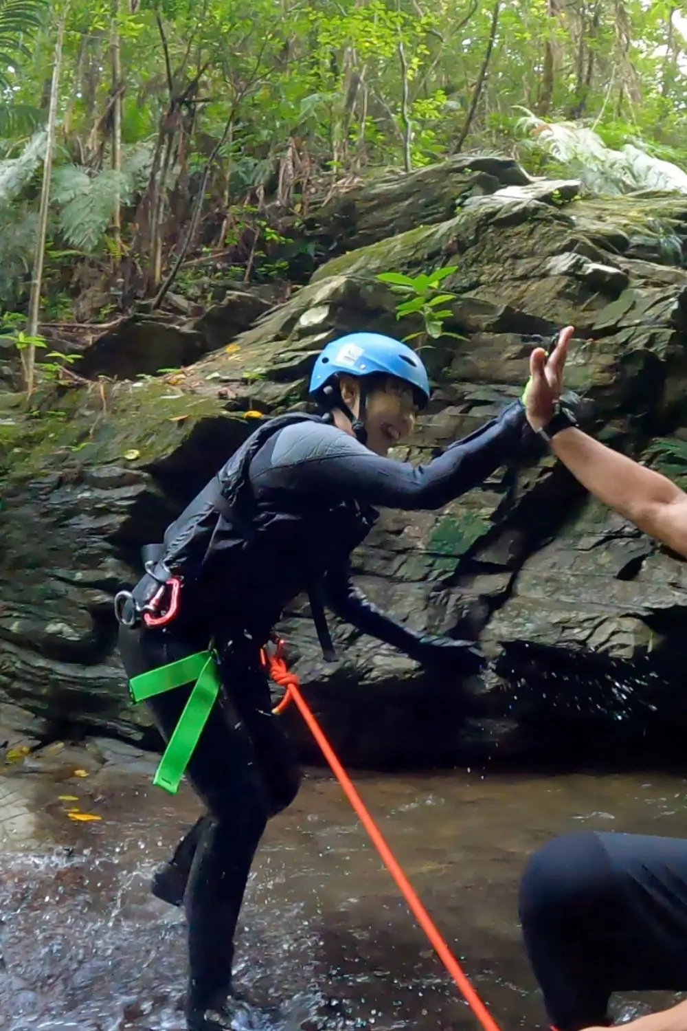 わくわく屋 沖縄のシャワークライミングイメージ7。自然の中でわくわく感を楽しむアクティビティの様子。