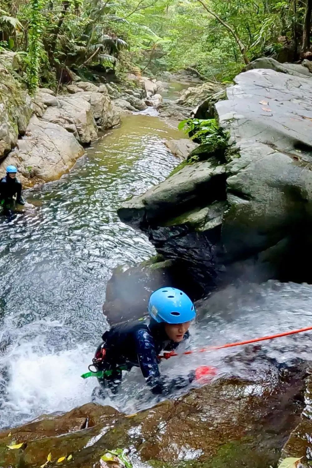 わくわく屋 沖縄のシャワークライミングイメージ2。水しぶきの中で進む体験シーン。