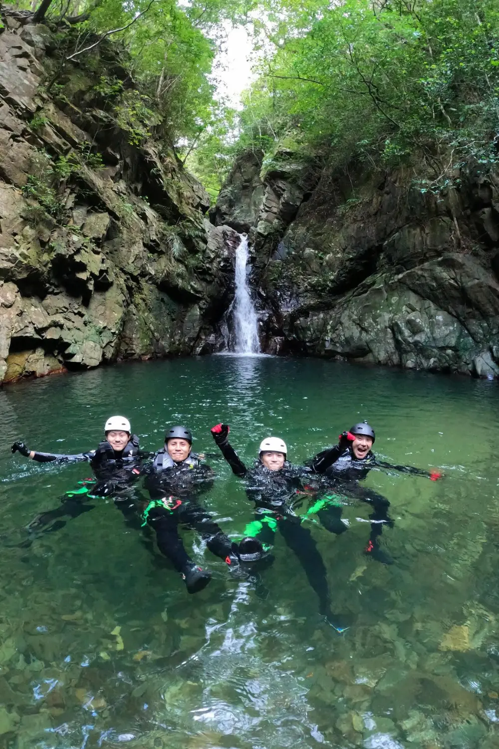 わくわく屋 沖縄のシャワークライミングイメージ8。沖縄北部の川で冒険を満喫するシーン。