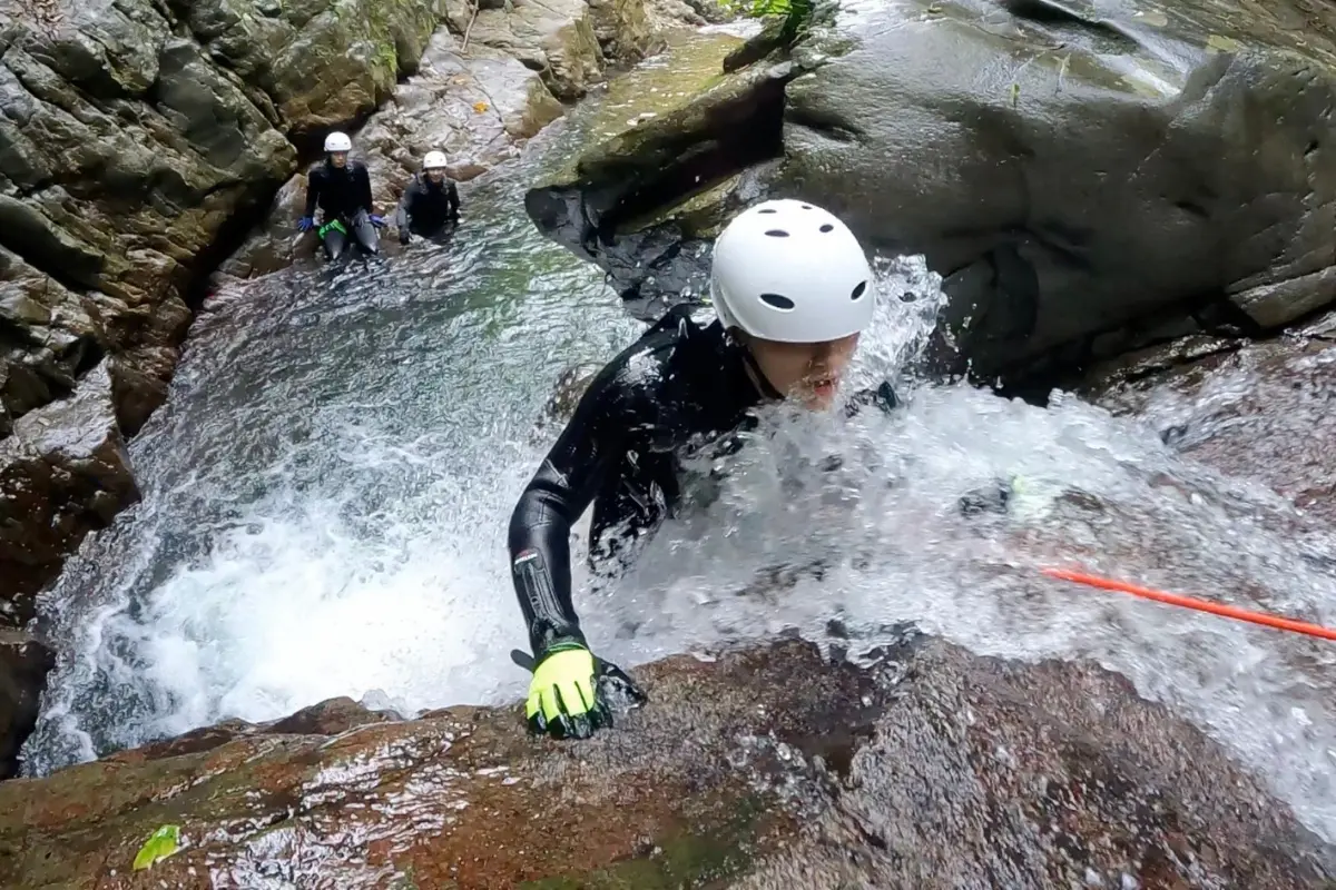 わくわく屋 沖縄のシャワークライミング&キャニオニング。滝を登ったり水しぶきを浴びながら進むアドベンチャー体験のイメージ。