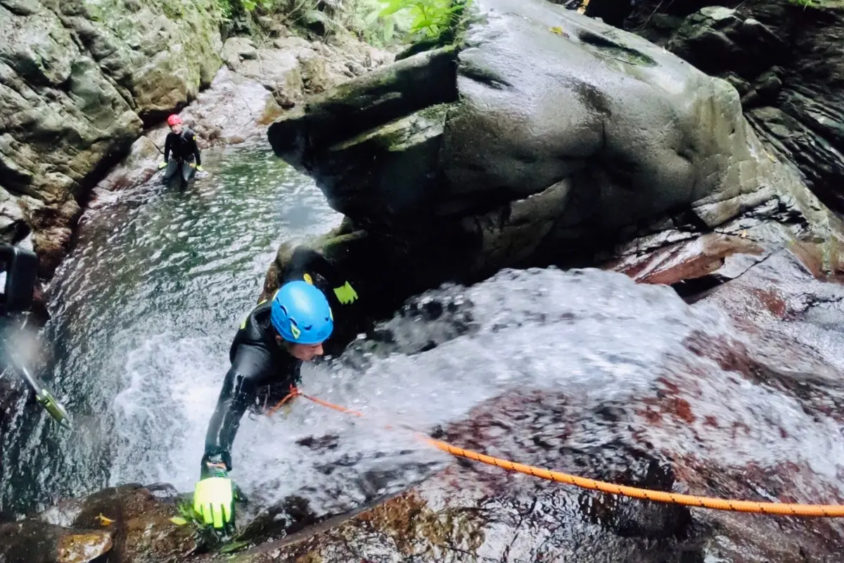 わくわく屋 沖縄のギャラリー画像1。川遊びを楽しむアドベンチャーツアーの様子。