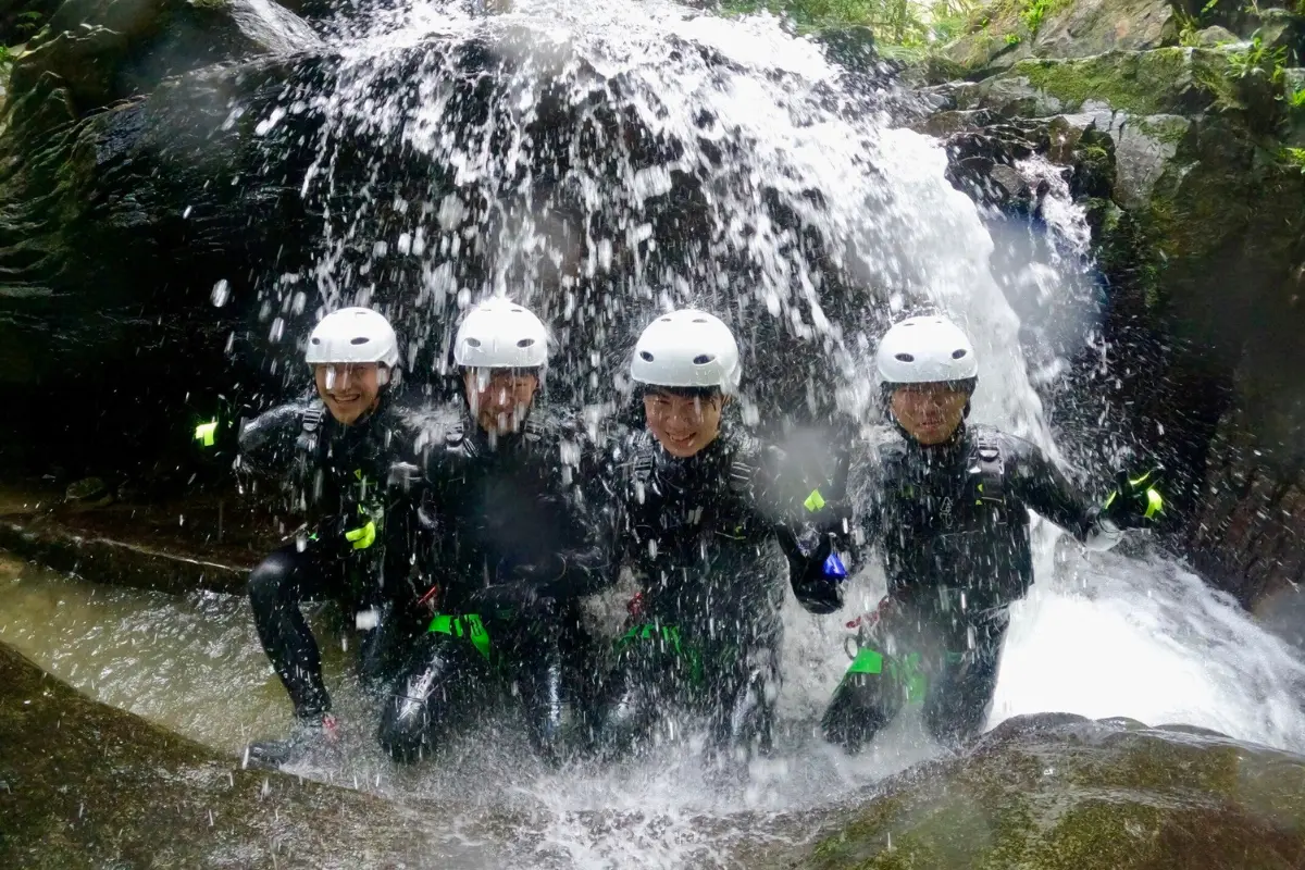わくわく屋 沖縄のギャラリー画像2。やんばるの自然の中で体験を楽しむ様子。