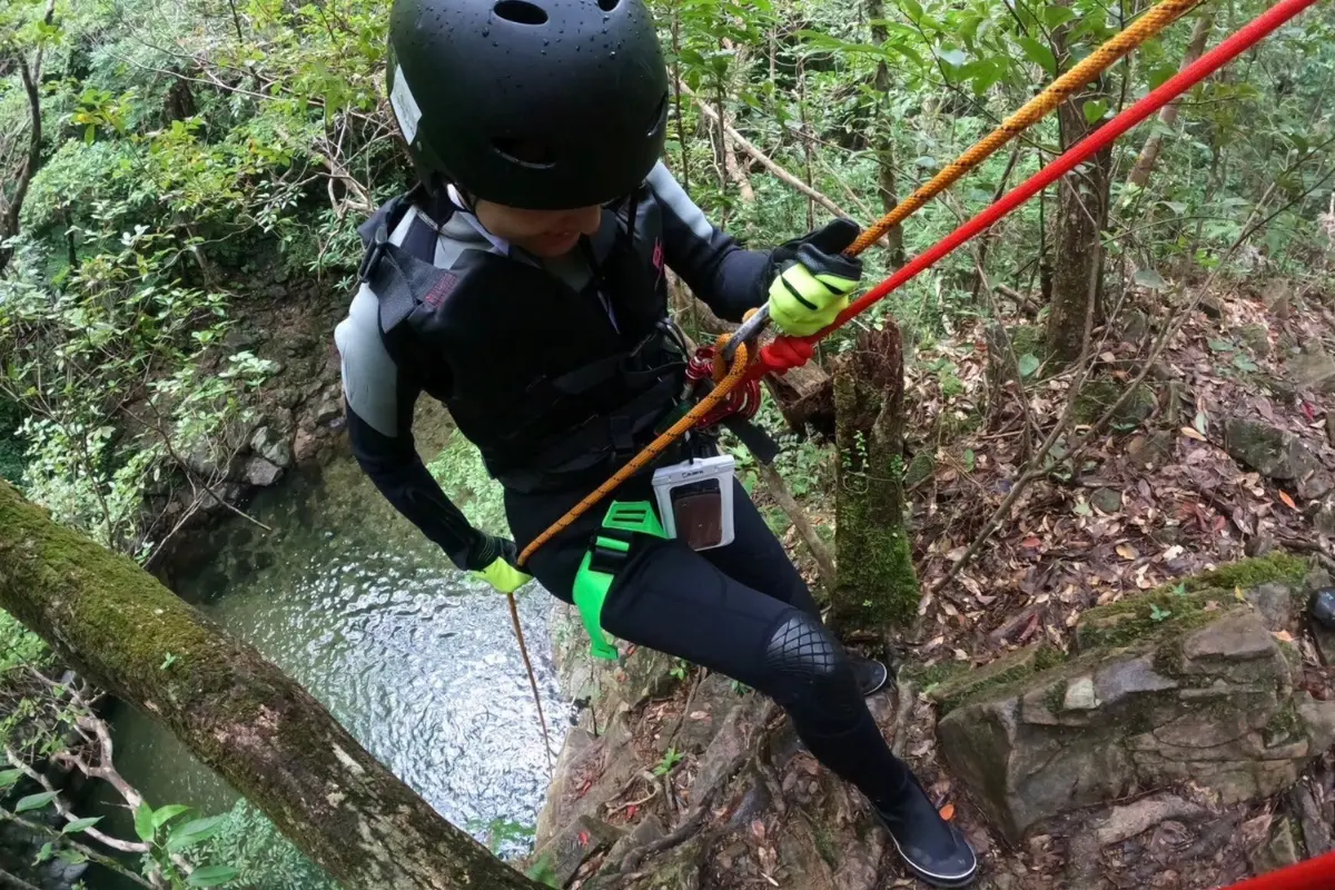 わくわく屋 沖縄のシャワークライミングイメージ3。自然の中で体を動かして遊ぶ様子。
