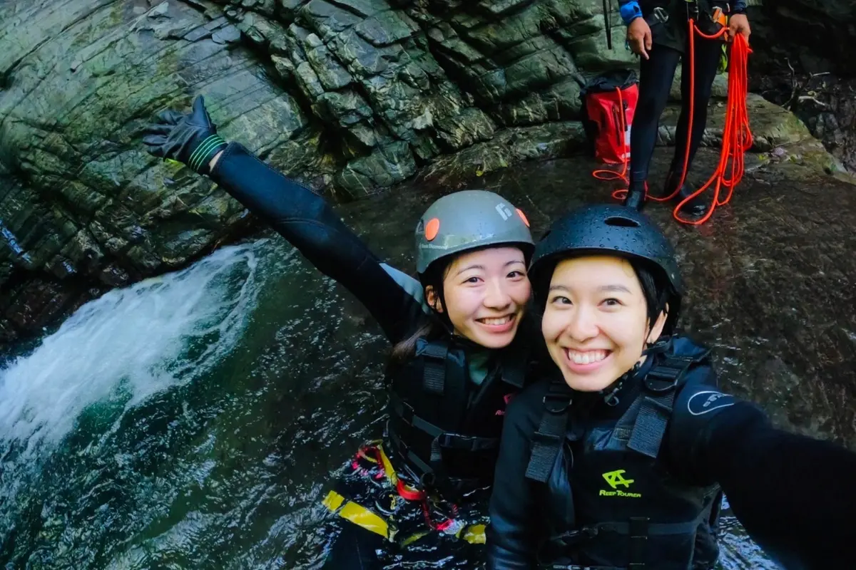 わくわく屋 沖縄のシャワークライミングイメージ4。沖縄北部の川で冒険を楽しむ様子。