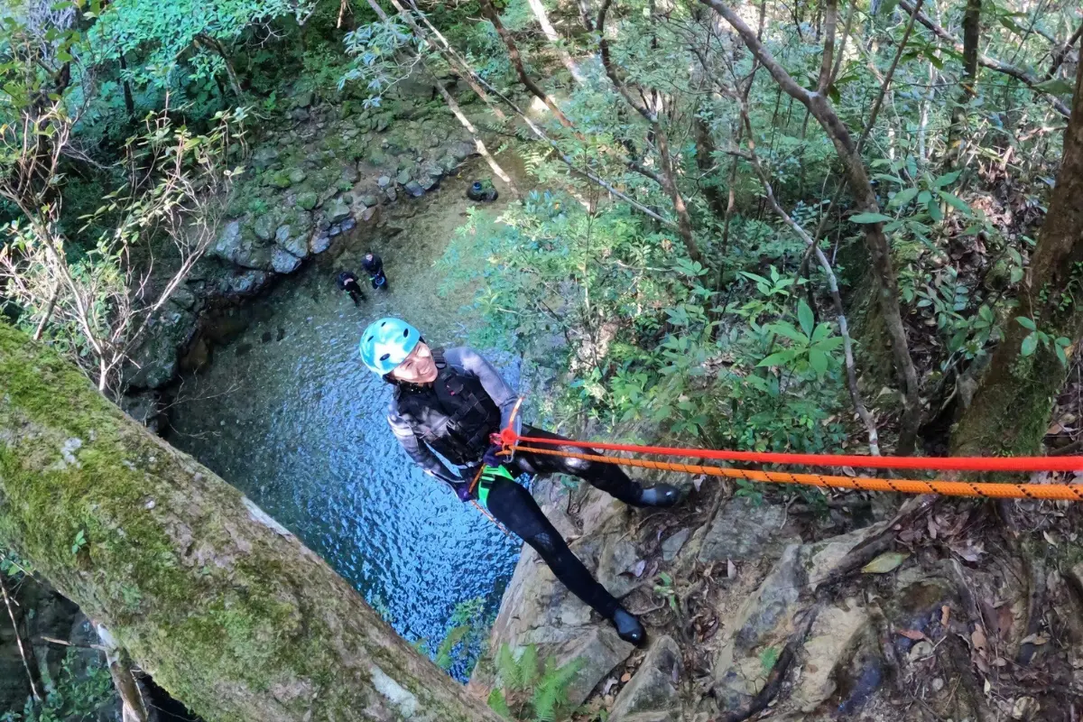 わくわく屋 沖縄のシャワークライミングイメージ5。水辺でアクティブに楽しむシーン。