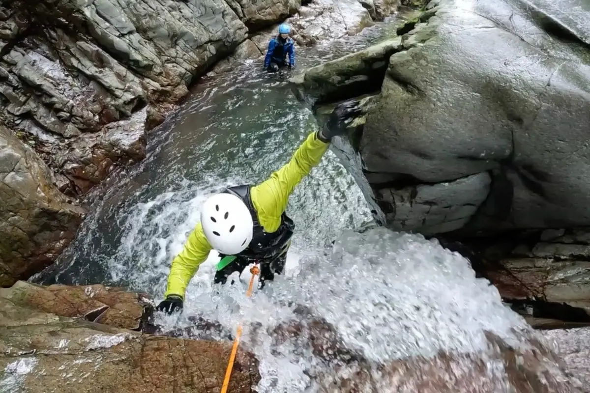 わくわく屋 沖縄のギャラリー画像3。水しぶきの中で遊ぶアクティビティの様子。