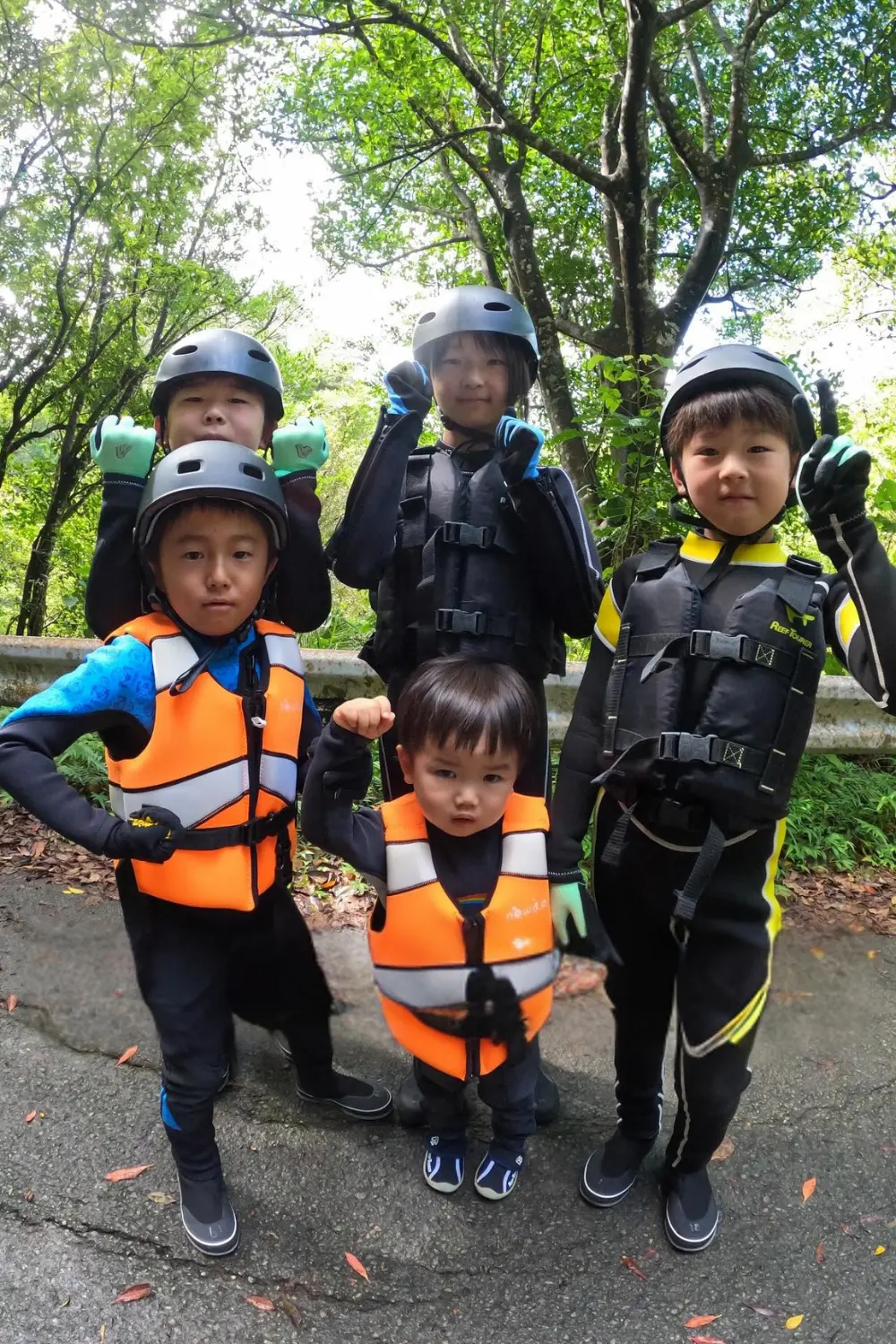 わくわく屋 沖縄のちびっこ探検隊。子どもが自然の中で冒険を楽しむ様子。