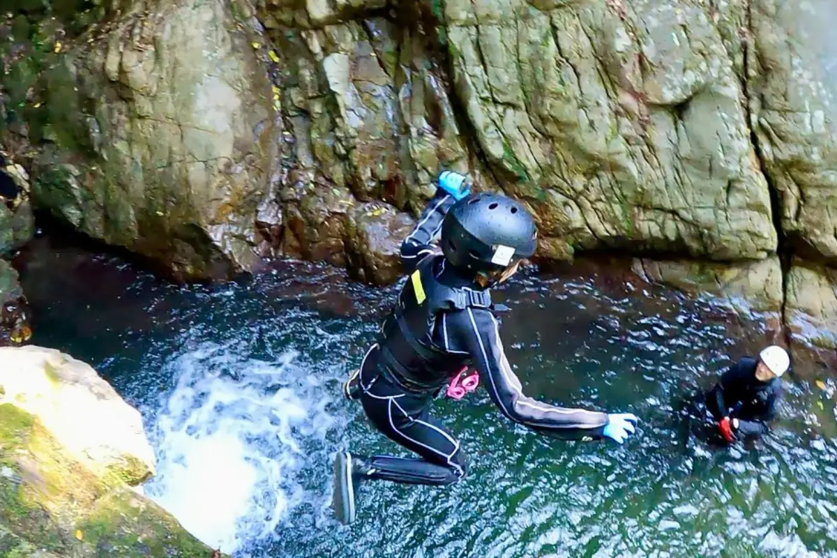 わくわく屋 沖縄のリバートレッキングイメージ1。やんばるの川辺で自然体験を楽しむ様子。