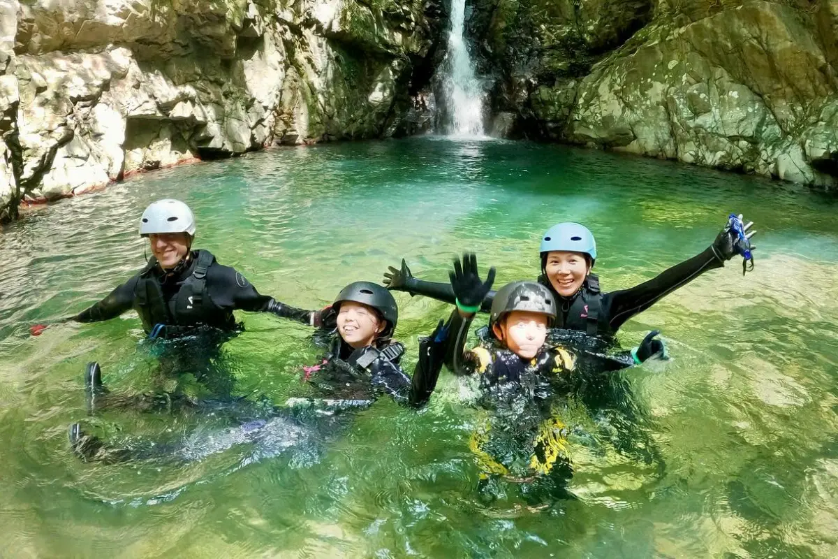 わくわく屋 沖縄のリバートレッキングイメージ2。沖縄北部の自然の中で遊ぶ様子。