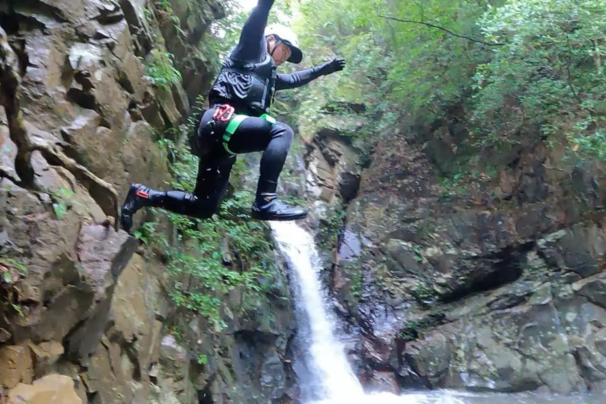 わくわく屋 沖縄のリバートレッキングイメージ3。川の流れを感じながら進む体験シーン。