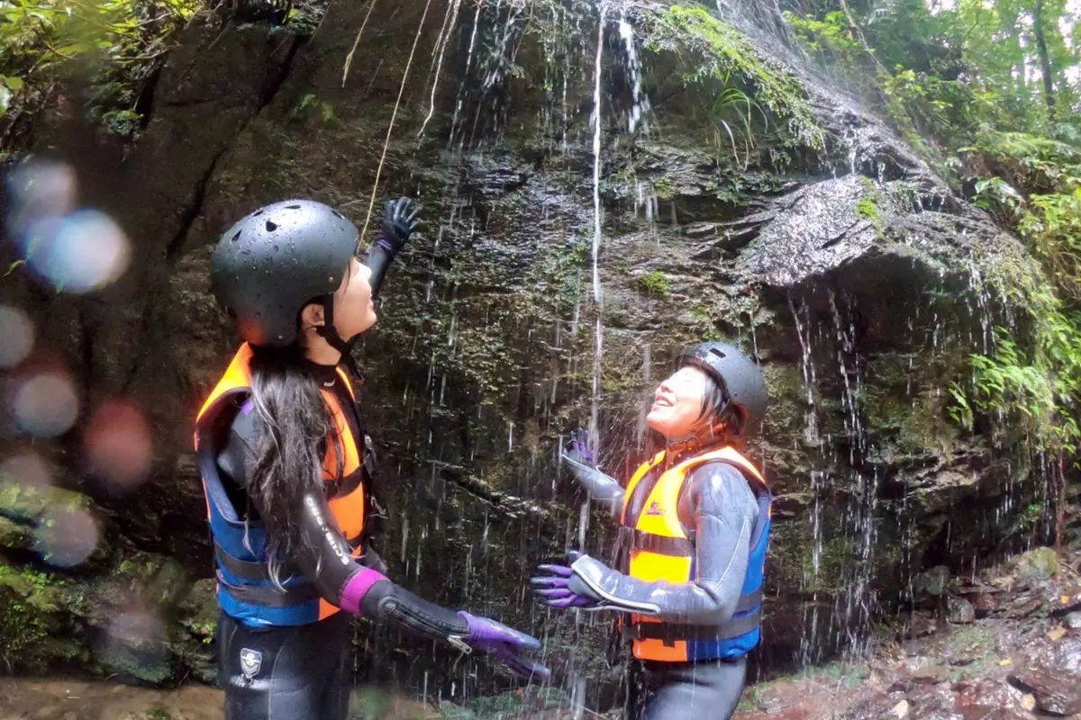 わくわく屋 沖縄のリバートレッキングイメージ5。自然の中で思いきり遊ぶシーン。