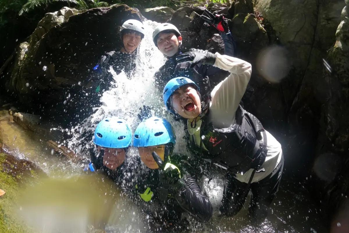 わくわく屋 沖縄のギャラリー画像6。川の流れを感じながら楽しむ体験の様子。