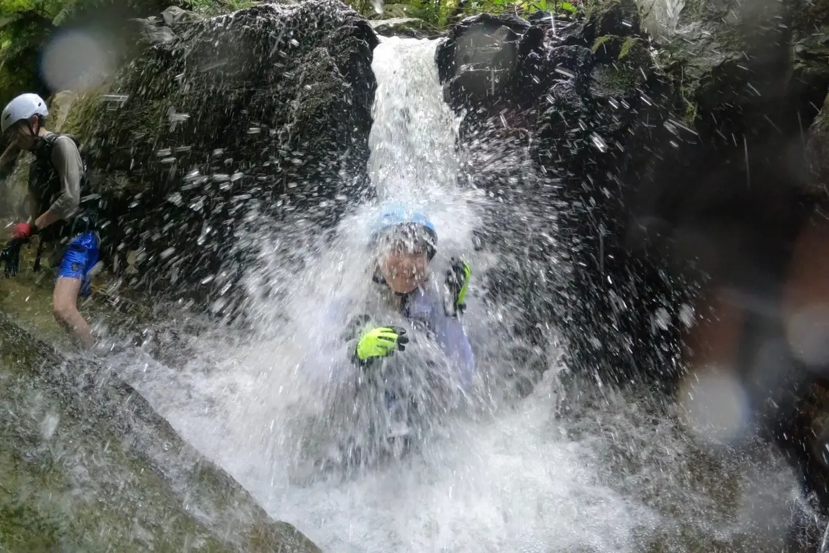 わくわく屋 沖縄のリバートレッキングイメージ6。沖縄北部の川あそびを楽しむ様子。
