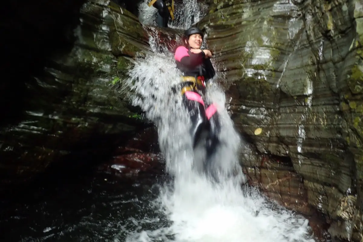 わくわく屋 沖縄のリバートレッキングイメージ7。水辺で自然体験を楽しむ場面。