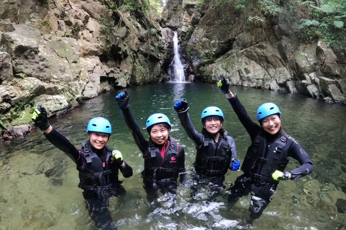 わくわく屋 沖縄のリバートレッキングイメージ8。やんばるの景色の中で過ごすアクティビティの様子。