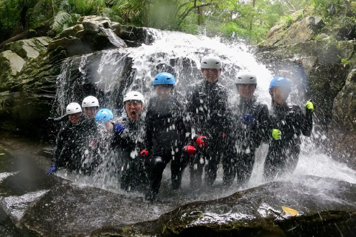 わくわく屋 沖縄のリバートレッキングイメージ9。沖縄北部の自然を体いっぱいで楽しむシーン。