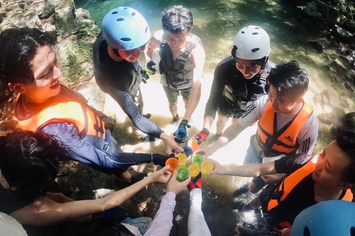 わくわく屋 沖縄のリバートレッキングイメージ10。川と森に囲まれたアドベンチャーツアーの雰囲気。