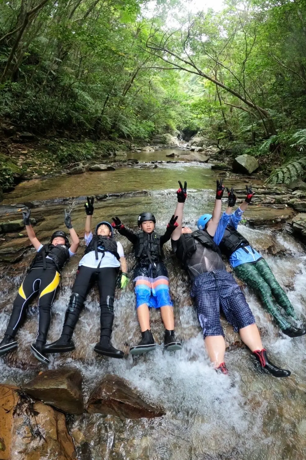 わくわく屋 沖縄のやんばるの自然体験イメージ。森と川に囲まれて過ごすアドベンチャーツアーの様子。