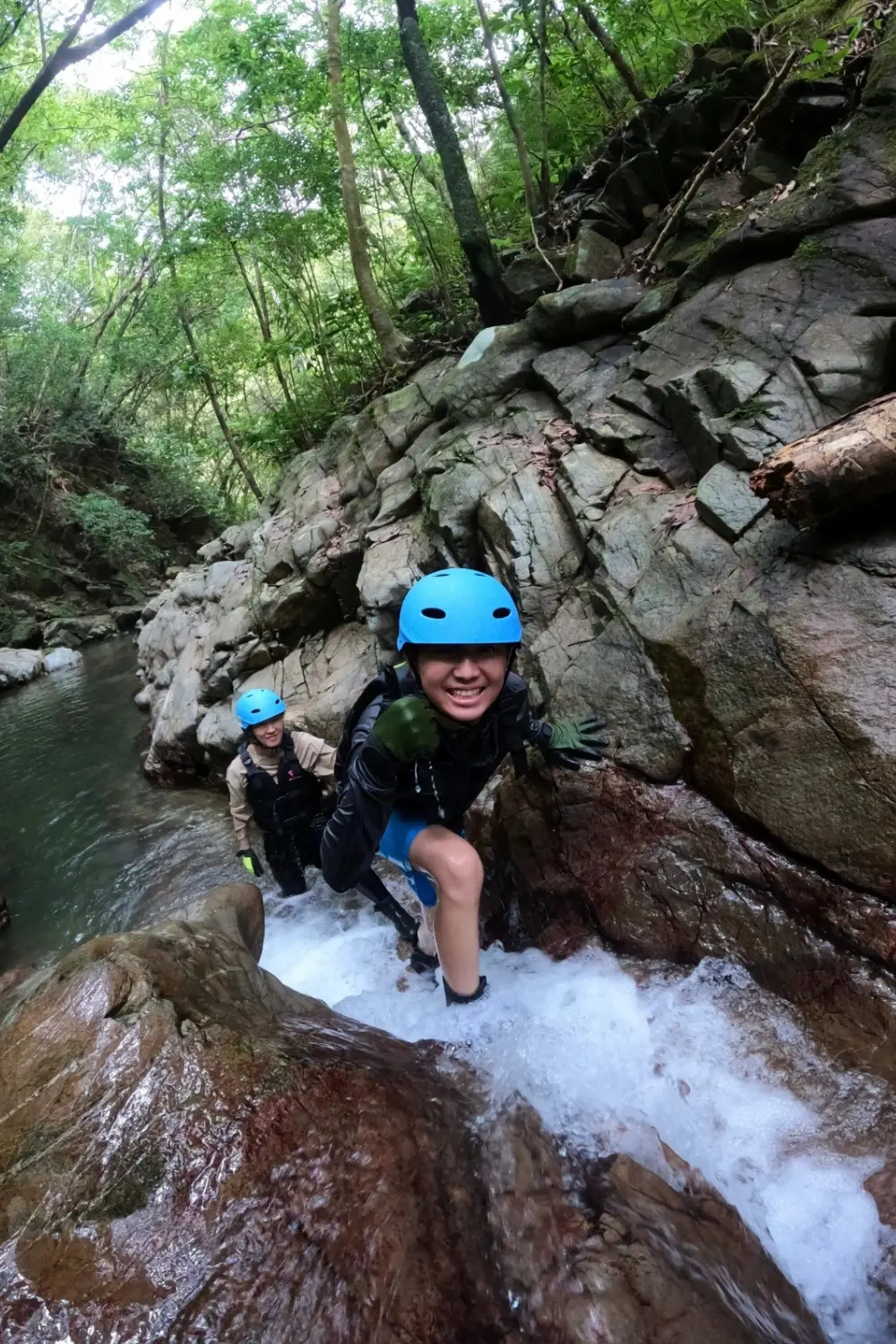 わくわく屋 沖縄のシャワークライミングイメージ。川をのぼりながら水しぶきを浴びる体験の様子。