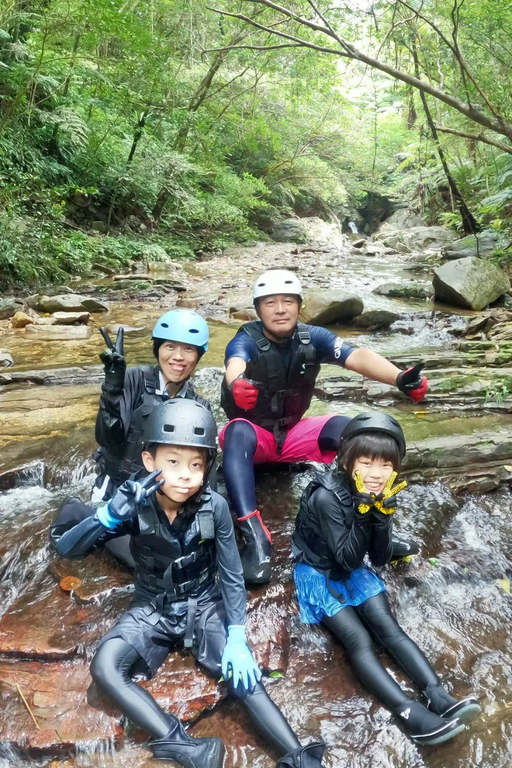 わくわく屋 沖縄のファミリーリバートレッキング。家族で川遊びを楽しむ様子。