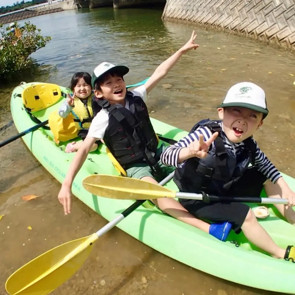 マングローブの中を進むカヤック体験。子どもと一緒に自然観察しながら進むイメージ