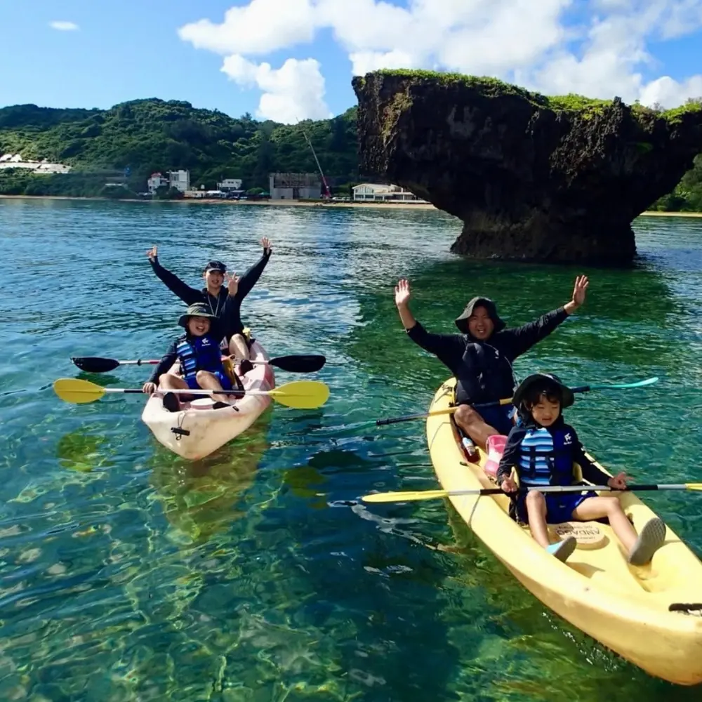 家族で穏やかな海でシュノーケリングやシーカヤックを楽しむイメージ。子ども連れでも安心な雰囲気