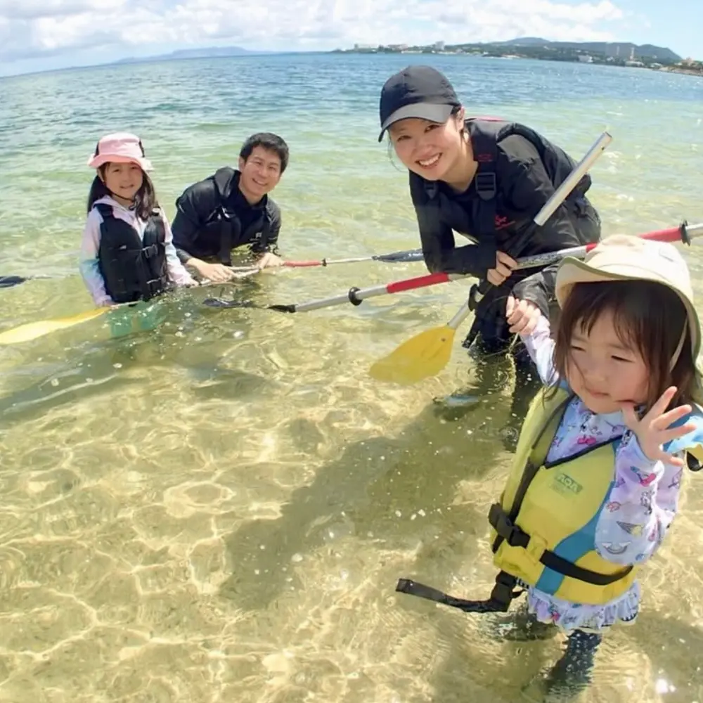 貝殻拾いなど、子どものペースに合わせて楽しめる海あそびのイメージ