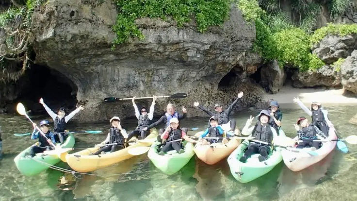 シーカヤックの様子（海の透明感が伝わる、のんびりしたシーン）