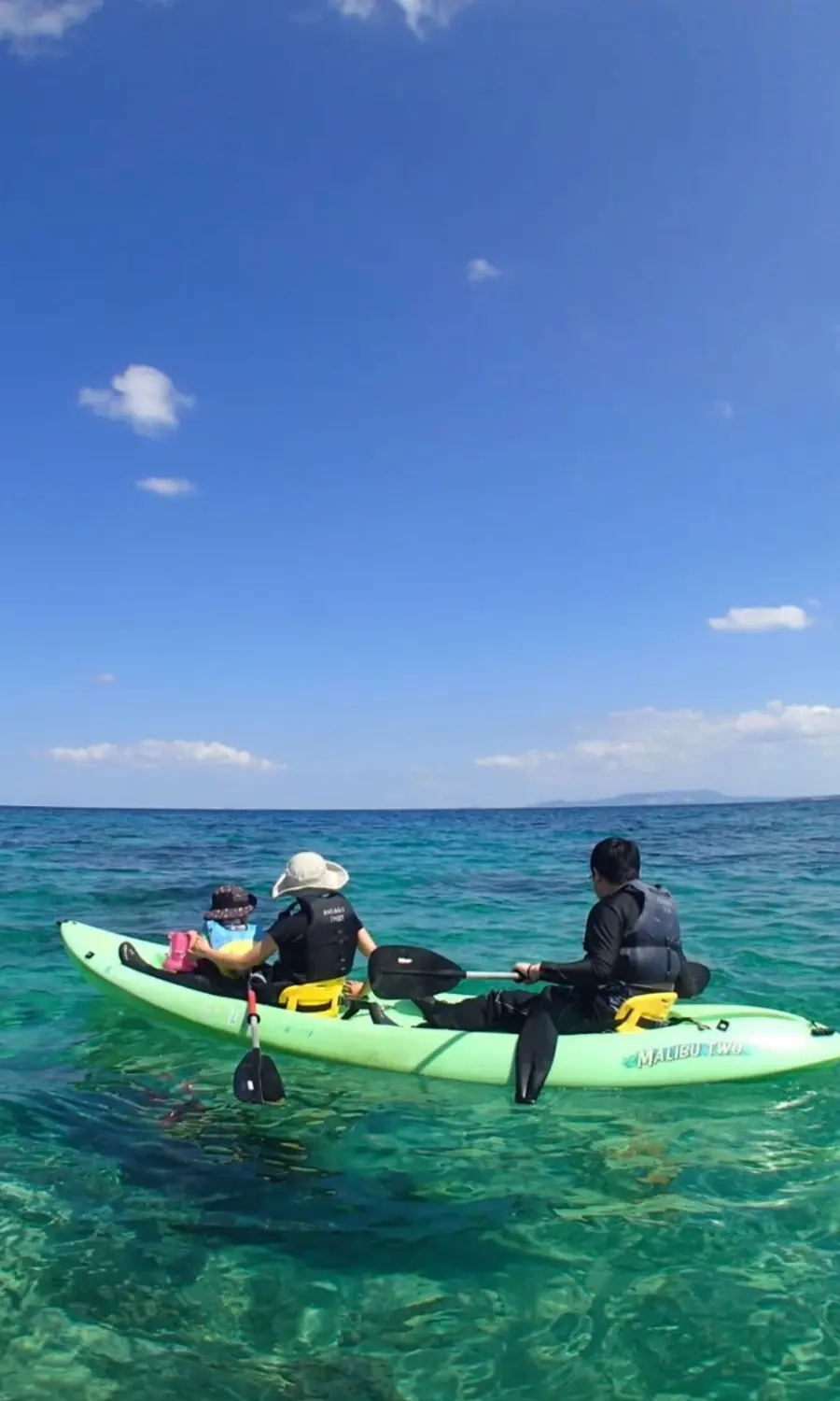 海の上をゆっくり進むシーカヤック体験。穏やかな海でのんびり漕いでいる様子