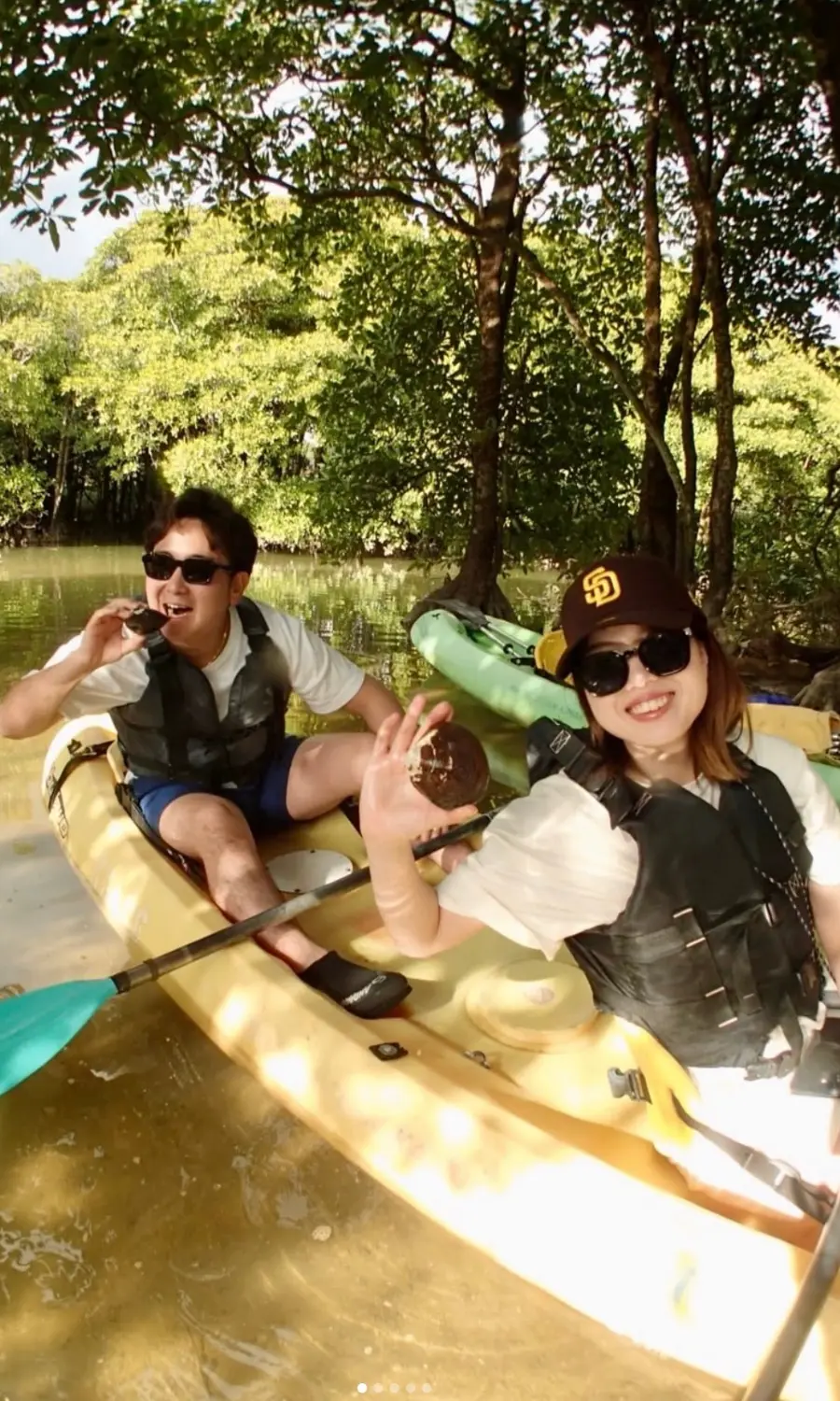 マングローブの中を進むカヤック体験。緑に囲まれた水路をゆっくり進む様子